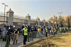 تجمع معلمان و بازنشستگان مقابل مجلس برای پیگیری رتبه‌بندی