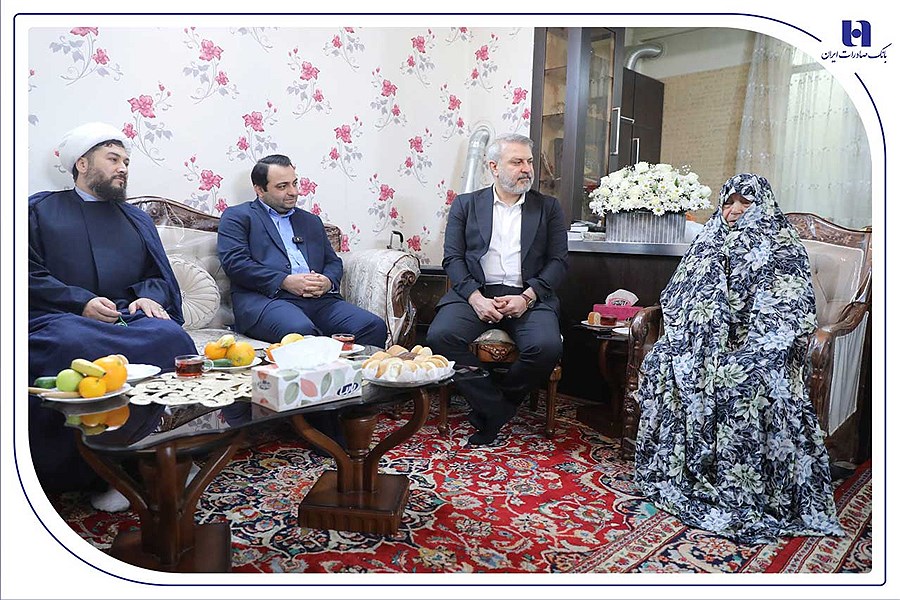 تصویر ادای احترام به مقام مادران شهدا در بانک صادرات ایران