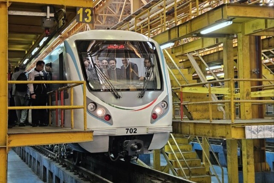 تصویر رونمایی از ۲ رام قطار متروی ملی در تهران