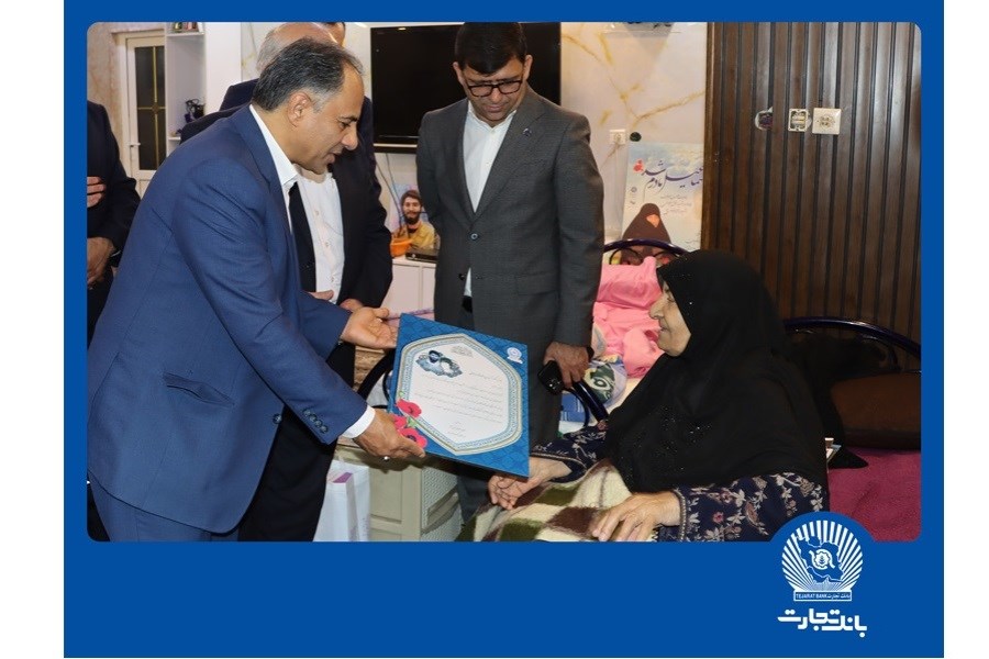 تصویر خانواده شهدا ستون‌های عزت و معنویت این کشورند