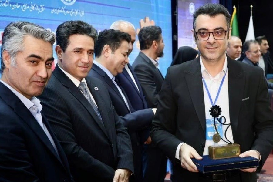 ساسان لوح طلایی جشنواره به نیک‌رفتار خیابانی، مدیر روابط‌عمومی اتاق بازرگانی تبریز رسید