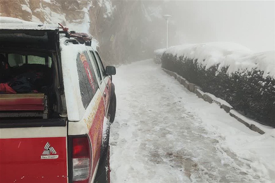 نبرد نفس‌گیر آتش‌نشانان با غول یخی صفه؛ عملیات نجات ۴ مرد از دهانه‌ی قلعه‌دیو در کولاک