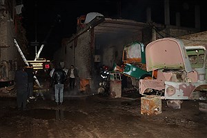 مهار حریق سهمگین در خیابان امام رضا؛ آتش‌نشانان اصفهان از سرایت شعله‌ها به خودروها جلوگیری کردند