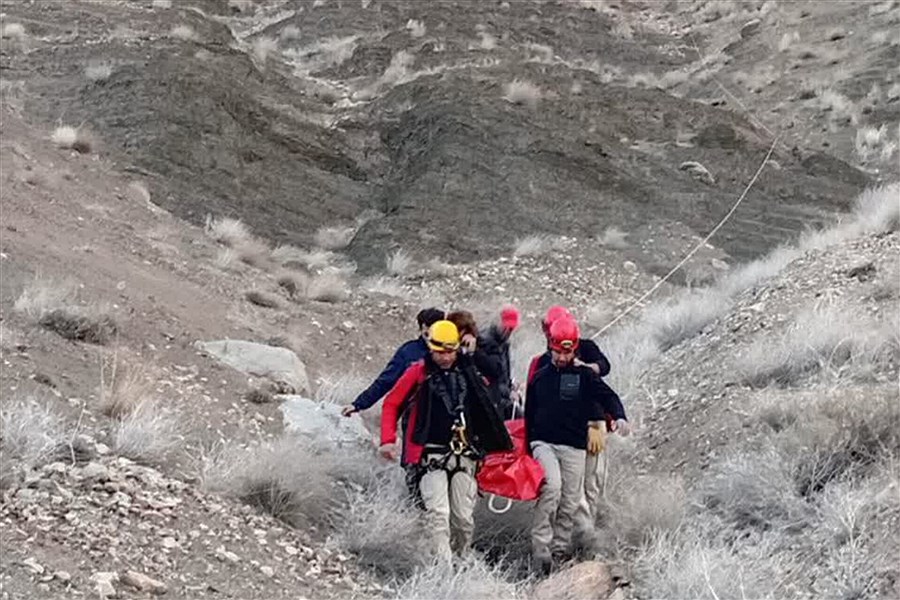 نجات نفسگیر بانوی ۶۴ ساله از کوه صفه؛ عملیات پیچیده آتش‌نشانان در مسیر صعب‌العبور
