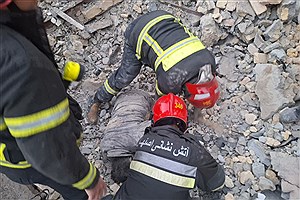 نجات معجزه‌آسای کارگر از زیر آوار در اصفهان؛ عملیات نفسگیر آتش‌نشانان در ساختمانی در حال تخریب