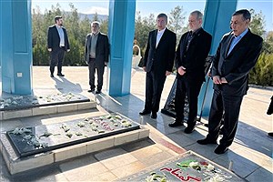 پزشکیان در بدو ورود به لرستان؛ ادای احترام به مقام شامخ شهدا