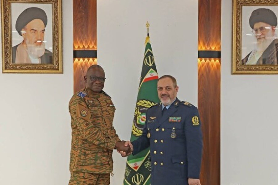 وزیر دفاع ایران با همتای بورکینافاسویی بر توسعه همکاری‌های نظامی و امنیتی تأکید کرد