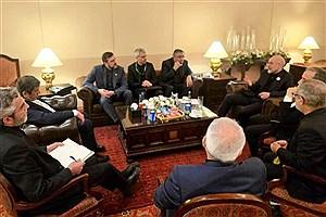 جلسه داخلی هیات ایرانی در اسلام‌آباد پیش از دیدار با نخست‌وزیر پاکستان