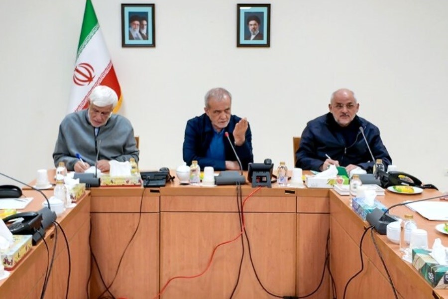 پزشکیان بر حفظ ثبات پولی و تداوم خدمات اقتصادی در شرایط جنگی تأکید کرد