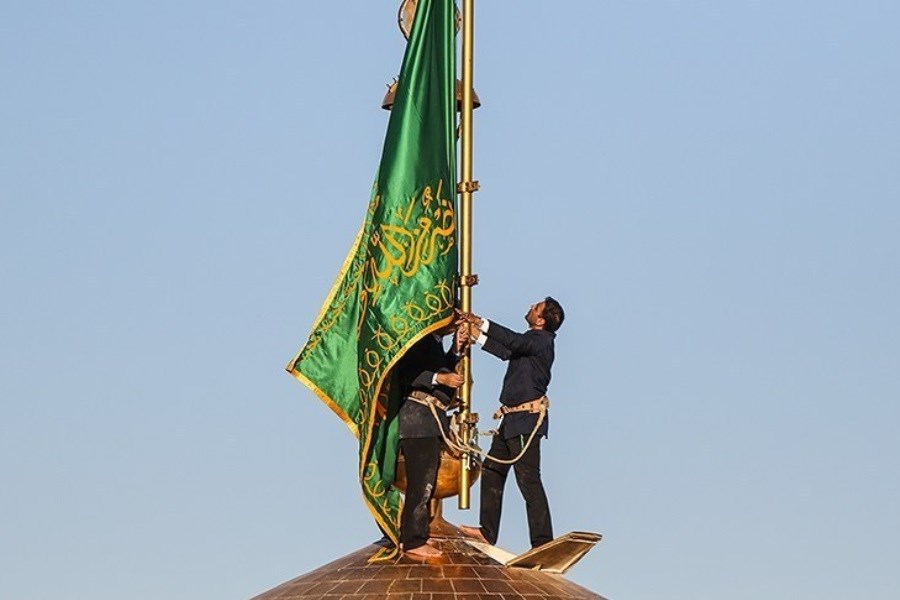 تعویض پرچم حرم مطهر رضوی در صبح میلاد ثامن الحجج(ع)+ فیلم