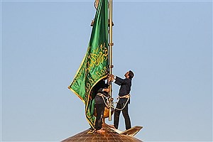 تعویض پرچم حرم مطهر رضوی در صبح میلاد ثامن الحجج(ع)+ فیلم