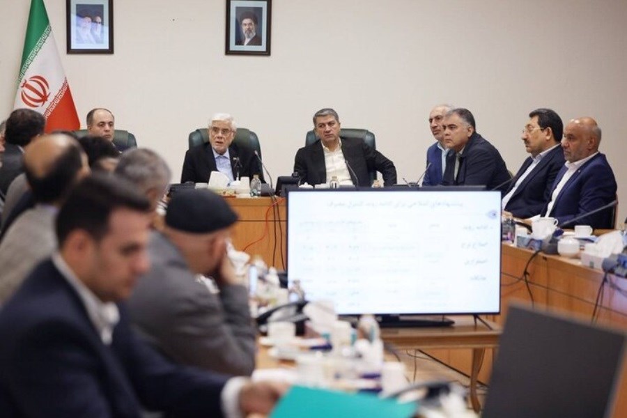 عارف: هیچ مسئولی حق اظهارنظر شخصی درباره بنزین را ندارد