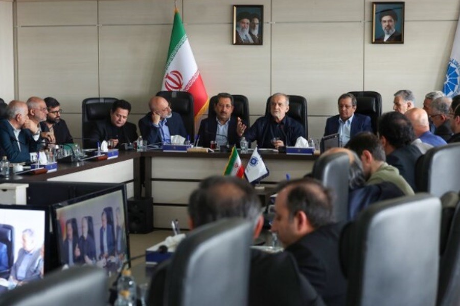 پزشکیان: اتاق بازرگانی پیشگام جبهه اقتصادی در برابر دشمن است