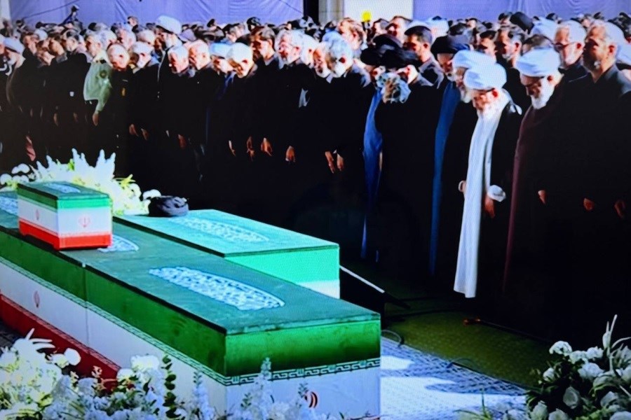 تصاویری از اقامه نماز بر پیکر رهبر شهید انقلاب