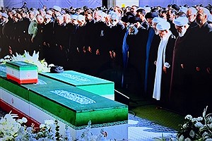 تصاویری از اقامه نماز بر پیکر رهبر شهید انقلاب