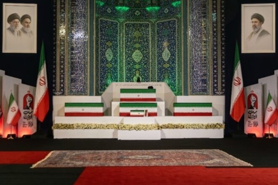 عکس دردناک از پدر شهید ۱۴ ماهه در مراسم نماز