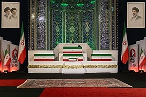 عکس دردناک از پدر شهید ۱۴ ماهه در مراسم نماز
