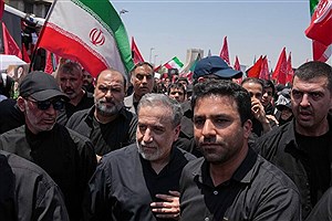 عراقچی در جمع عزاداران رهبر شهید ایران حاضر شد
