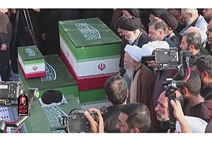 اقامه نماز آیت الله جوادی آملی بر پیکر رهبر شهید/تصویر