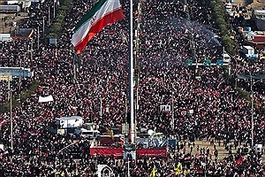 بنر خاص تشییع‌کنندگان رهبر شهید در قم سوژه شد + عکس