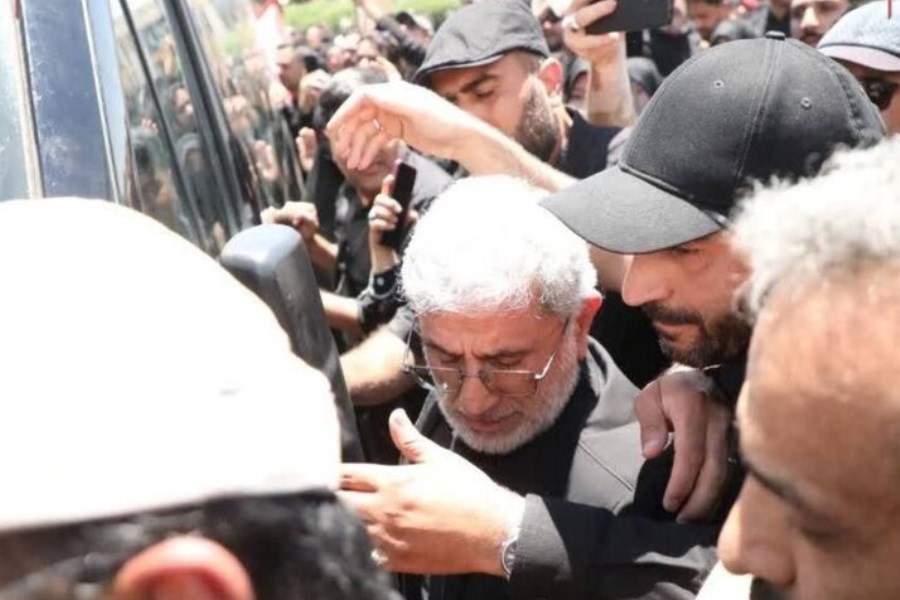 استقبال سردار قاآنی از پیکر رهبر شهید انقلاب در فرودگاه مشهد
