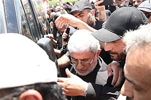 استقبال سردار قاآنی از پیکر رهبر شهید انقلاب در فرودگاه مشهد