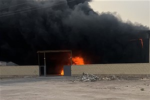 وحشت از دود غلیظ در آسمان آران و بیدگل؛ آتش‌سوزی گسترده در شهرک صنعتی قدس مهار شد