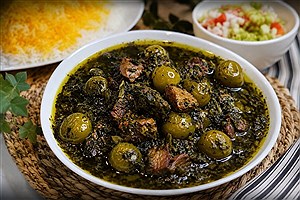 یک انتخاب متفاوت برای ناهار؛ خورشت آلوچه با گوشت، مرغ و گردو چگونه درست می‌شود؟