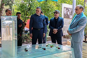 ادای احترام مسئولان بنیاد شهید به شهید عباس دوران در آستانه اختتامیه کنگره ملی شعر ایثار