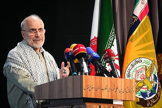 دشمنان بدانند که نه منتظر می‌مانیم و نه کشور را تعطیل می‌کنیم