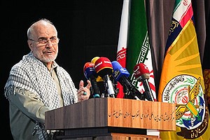 دشمنان بدانند که نه منتظر می‌مانیم و نه کشور را تعطیل می‌کنیم
