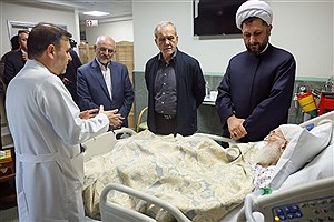 پزشکیان از آیت‌الله نوری همدانی عیادت کرد