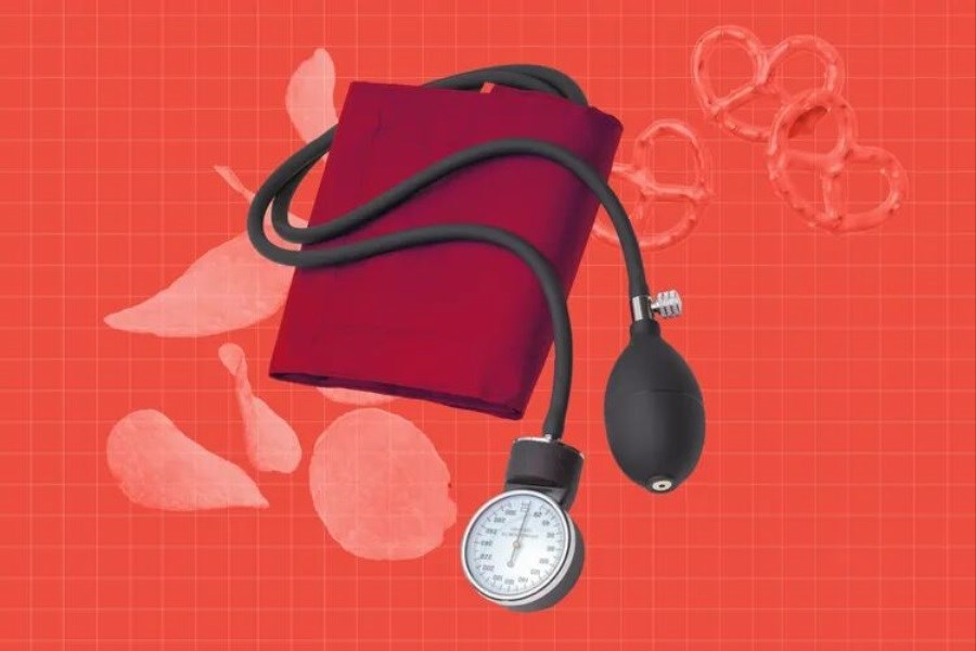 برای کنترل فشار خون، کدام خوراکی‌ها را کمتر بخوریم؟