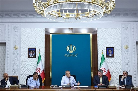 اجازه نمی‌دهیم فشارهای دشمن معیشت مردم را مختل کند