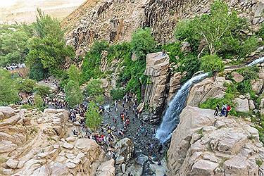 تصویر حضور گردشگران نوروز ۱۴۰۰ در گنجنامه همدان