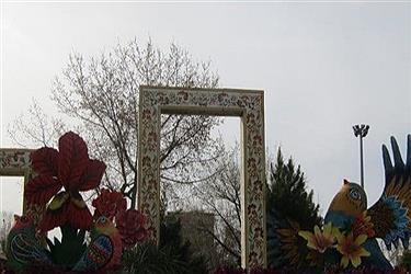 تصویر نصب المان های نوروزی در همدان