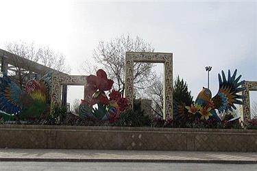 تصویر نصب المان های نوروزی در همدان