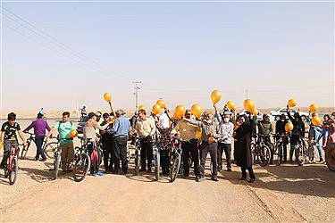 تصویر دوچرخه سواری استاندار یزد در جاده سلامت مهریز
