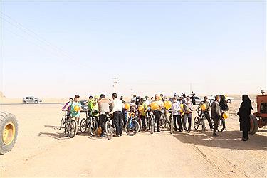 تصویر دوچرخه سواری استاندار یزد در جاده سلامت مهریز