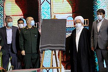 تصویر رونمایی از تالیفات دومین کنگره ملی شهدای استان و تمثال شهید