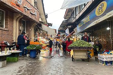 تصویر گزارشی از میدان شهرداری و بازار روز رشت در دوران کرونا، فروردین ۱۴۰۰