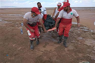 تصویر کشف آخرین جسد از سیل بیاضیه یزد