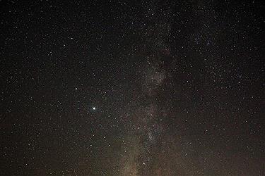 تصویر طلوع کهکشان راه شیری در آسمان شب