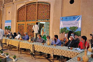 تصویر نشست باغداران و حافظان میراث سبز باغات در یزد