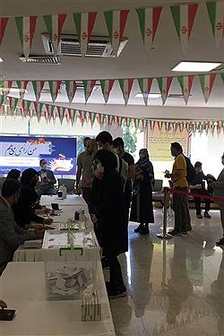 تصویر ایرانیان مقیم استانبول در محل رای‌گیری