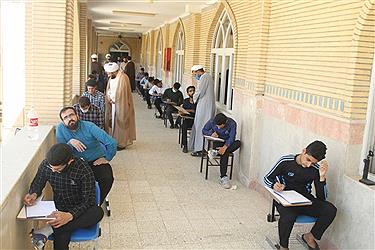 تصویر بازدید مدیر حوزه علمیه استان کردستان از امتحانات طلاب کامیارانی