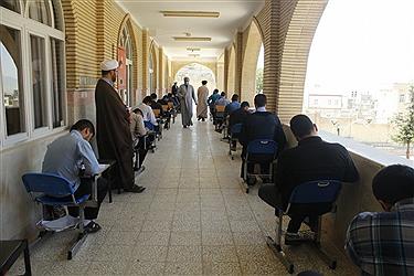 تصویر بازدید مدیر حوزه علمیه استان کردستان از امتحانات طلاب کامیارانی