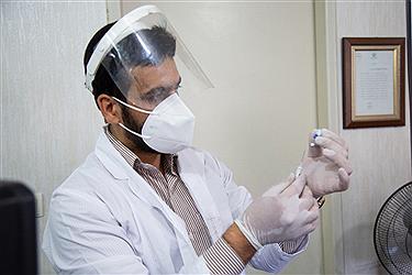 تصویر تزریق واکسن برکت به امام جمعه یزد
