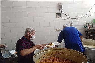 تصویر طبخ و توزیع ۱۰۰۰پرس غذا  به مناسبت روز کارمند در یزد