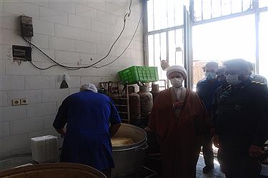 تصویر طبخ و توزیع ۱۰۰۰پرس غذا  به مناسبت روز کارمند در یزد